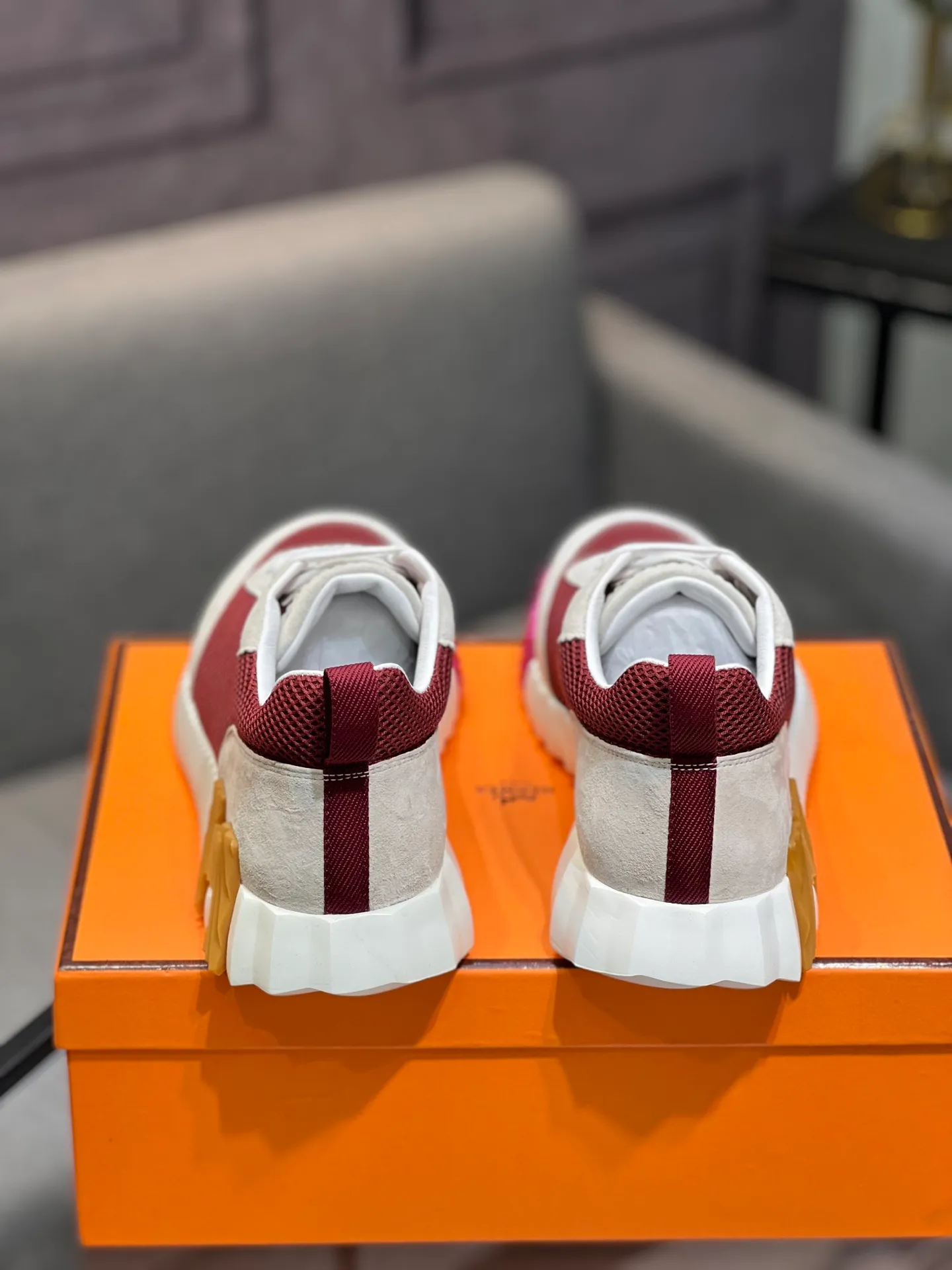 Men's shoes 💰660 Exclusive real shot (top version) Hermes new autumn and winter sports shoes. One of the most comfortable shoes from Hermes. Very light on the feet and good-looking. You will not be tired even if you go shopping. The overall suede feels very good. It is very beautiful and versatile. Very light and comfortable. Fabric: Imported high mercerized sheep/original single rain velvet. Lining: Imported silk sheepskin for the lining insole. Outsole: Seamless combination of IP+TPU (multi-color letters) German technology irradiation machine Size: Male 39-46 (Male 38 45 46 customized) Top quality, simultaneous full set of packaging